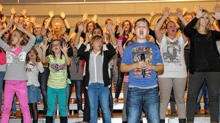 <p>Mächtig ins Zeug legen sich die Mitglieder des Kinder- und Jugendchors "Believe", die bei ihren Auftritten am Wochenende die Kreuzwertheimer Dreschhalle zum Beben bringen wollen.</p>