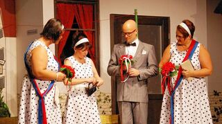 <p>Ohne Festdamen, Fahnenbraut und Festdamenführer (Bild) kein Jubiläumsfest. So auch beim Theaterlustspiel "Aldi Liebe roschtet net" der Theatergruppe Kubaner Szene am vergangenen Wochenende im Dorfgemeinschaftshaus.</p>