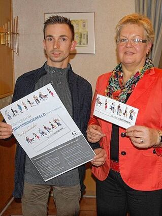 <p>Waltraud Wenz und Michael Grund stellten den Geschenkgutschein im neuen Look vor.</p>