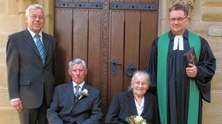 <p>Ihre goldene Hochzeit feierten in Elpersheim Dieter und Frida Haas. Pfarrer Horst-Frithjof Tschampel (rechts) und Ortsvorsteher Rudolf Belschner (links) gehörten zu den zahlreichen Gratulanten.</p>