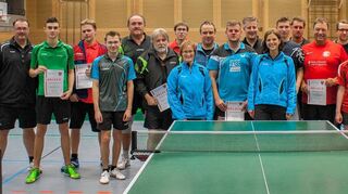 <p>Zahlreiche Siegerehrungen gab es bei den Meisterschaften des Tennisbezirks Tauberbischofsheim in der Stadthalle Lauda. Unser Bild zeigt stellvertretend die erfolgreichen Teilnehmer in der Herren-S-Klasse (Doppel und Einzel), im Doppel der Herren-C-Klasse sowie bei den Damen.</p>