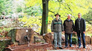 <p>Vor der neuen Brunnenanlage (von links): Förster Volker Filsinger, Bürgermeister Bruno Stipp und sein Amtskollege Dr. Norbert Rippberger.</p>