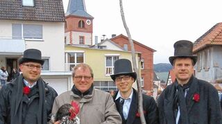 <p>Höhepunkt der Neubrunner Kerwa war das "Göcker rausschlache". Das Bild zeigt (von links) Kerwa-Führer Steffen Fries, Klaus Rappelt mit dem Göcker, Stangenträger Julius Pfreundschuh und Frank Bauer.</p>