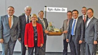 <p>Beim Empfang der Stadt Külsheim zum 70. Geburtstag von Alt-Bürgermeister Günther Kuhn wurde auch eine Straße nach dem Jubilar benannt. Das Bild zeigt von links Bürgermeister Thomas Schreglmann, Günther Kuhn und seine Frau Edeltraud, Klaus Kuß und Heinrich Väth, Professor Dr. Wolfgang Reinhart, Ahorns Bürgermeister Elmar Haas und Landrat Reinhard Frank.</p>