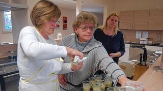 <p>Hauswirtschaftsmeisterin Karin Uphoff (links) und zwei der Teilnehmerinnen an dem Projekt "Leila 50plus" backen kleine Kuchen im Glas, um sie auf dem Bad Mergentheimer Weihnachtsmarkt zu verkaufen. Der Erlös kommt der Kinderklinik des Caritas-Krankenhauses zugute.</p>