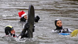 <p>Versorgt mit warmen Getränken vom Boot aus und mit jeder Menge guten Laune wagten sich 26 Schwimmerinnen und Schwimmer beim traditionellen Nikolausschwimmen des BRK-Ortsgruppe Kreuzwertheim in den Main.</p>