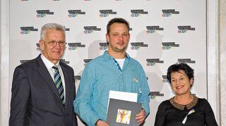 <p>Ministerpräsident Kretschmann (links) und Sozialministerin Katrin Altpeter bei der Preisübergabe an Marco Schad (Mitte) von "Das Frühchen".</p>