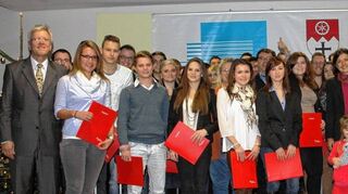 <p>Nach der Winterprüfung der Kaufmännischen Berufsschule zeigen sich die glücklichen Auszubildenden zusammen mit den Lehrkräften, betrieblichen Ausbildern, dem Schulleiter Wilhelm Ehrenfried (links), dem Kreisdezernenten Jochen Müssig und dem IHK-Geschäftsstellenleiter Christof Geiger (rechts).</p>