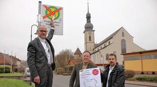 <p>Präsentierten erfreut die zukünftige Haltestelle "Kugelgraben / Stadtkirche" in Lauda, eine von insgesamt rund 20 neuen Buslinienhaltepunkten im Stadtgebiet Lauda-Königshofen: Bürgermeister Thomas Maertens (Mitte) sowie die beiden VGMT-Geschäftsführer Christian Hertel (links) und Sebastian Seitz.</p>