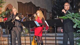 <p>Beim Benefizkonzert für die Külsheimer Katharinenkapelle begeisterte die Gruppe "Vox Humana" mit (von links) Oskar Fuchs (Gesang und Gitarre), Manuela Hauck und Eberhard Dörr (beide Gesang).</p>