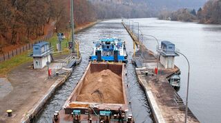 <p>Die Schleuse in Freudenberg wird im Jahr 2014 umgebaut, um sie ebenfalls mit der modernen Fernsteuerung von der Leitzentrale aus bedienen zu können. Ende 2014/Anfang 2015 sollen die Arbeiten abgeschlossen sein.</p>