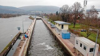 <p>Die Schleuse in Faulbach ist für die Fernbedienung von der Leitzentrale in Aschaffenburg bereits umgerüstet. Während der Umbauphase war in dem Container sozusagen ein "Notsteuerstand" eingerichtet worden.</p>