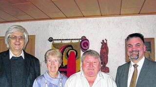 <p>Bei guter Gesundheit feierte das Ehepaar Rosemarie und Artur Schlör in Böttigheim goldene Hochzeit. Dazu gratulierten auch Pfarrer Stefan Vuletic (links) und Bürgermeister Heiko Menig (rechts) dem Jubelpaar.</p>