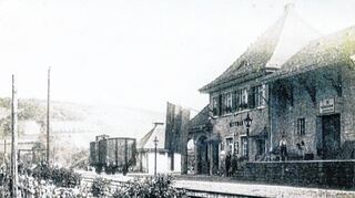<p>Oben der Bahnhof Königheim um 1915 (links im Bild der Lokschuppen). Links unten der Bahnhof Dittwar 1925, als hier Vorstandsfamilie Johann Frei für die Station zuständig war, rechts unten die Bahnbrücke über den Brehmbach in Tauberbischofsheim.</p>