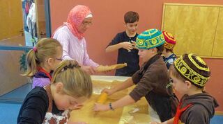 <p>Mit großem Eifer waren die Teilnehmer an den Forscherferien dabei, Gerichte aus verschiedenen Ländern zuzubereiten. Zum Essen waren dann abends auch die Eltern eingeladen worden.</p>