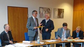 <p>Rund 2000 Bürger aus Buchen und Umgebung haben sich in den vergangenen Wochen mit ihrer Unterschrift gegen die Deponierung von freigemessenem Bauschutt des Kernkraftwerks Obrigheim ausgesprochen. Die Listen übergaben die Vertreter der Bürgerinitiative gegen Müllgestank in Buchen am Mittwoch im Umweltministerium.</p>