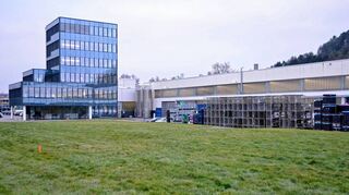 <p>Auf ihrem Firmengelände in der Industriestraße in Hardheim, zwischen dem sechsstöckigen Bürogebäude und dem Hochregallager, will die Firma Reum eine neue Lagerhalle errichten. Bürgermeister Fouquet wertet dies als klares Bekenntnis zum Standort Hardheim.</p>