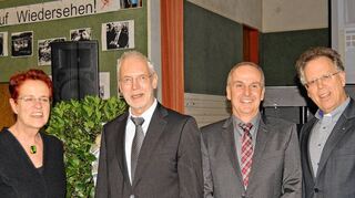 <p>Abschied und Neubeginn an der Kaufmännischen Schule. Unser Bild zeigt (von links) Leitende Regierungsschulamtsdirektorin Ellen Andersen, Erich Deeg, den neuen Schulleiter Robert Dambach und Landrat Reinhard Frank.</p>