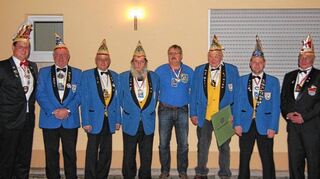 <p>Ehrungen bei Padderlisabend der Rootze (von links): Narrenringpräsident Stefan Schulz , Vorsitzender NG Oberlauda Günter Ambach , Jochim Geisler, Peter Renk, Reinhold Braun, Günter Dorstewitz, Präsident der NG Oberlauda Holger Ebert und Narrenring-Öffentlichkeitsarbeit Peter Weinlein.</p>