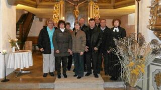 <p>In einem festlichen Gottesdienst in der Wildentierbacher Marienkirche wurden drei langjährige Kirchengemeinderäte verabschiedet und das neue Gremium verpflichtet. Unser Bild zeigt (von links) Christine Burkard, Matthias Klenk, Renate Rothfuß, Adelheid Markquardt, Irene Kurz, Ulrich Beck, Matthias Strauß (Heimberg), Eberhard Mönch, Wilhelm Fischer und Dekanin Renate Meixner.</p>