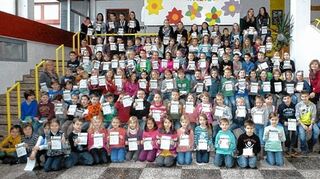 <p>Die ausgezeichneten Schüler der GMS Weikersheim nach Überreichung der Sportabzeichen zusammen mit Karl-Heinz Moschüring vom Sportkreis, Lehrerin Brigitta Selig (Mitte links) und Rektorin Renate Böhrer (Mitte rechts).</p>