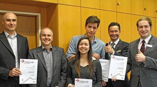 <p>Die Gruppe "Häft" des WG gewann beim Planspiel Börse der Sparkasse den Nachhaltigkeitspreis. Unser Bild zeigt (von links) Günter Krajewski, Robert Dambach, Janine Ponzer, Tunahan Samsunlu sowie Maximilian Braun und Stefan Bauer.</p>