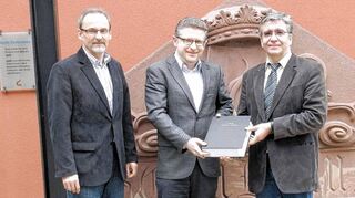 <p>Kreisarchivar Alexander Rantasa übergab an Bürgermeister Klaus Gramlich und Hauptamtsleiter Hermann Thomas das neue Findbuch des Stadtarchivs Adelsheim.</p>