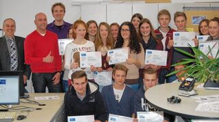 <p>Schulleiter Studiendirektor Robert Dambach, die Wirtschaftslehrkräfte Sandro Kruse und Christian Link sowie Schüler des Wirtschaftsgymnasiums der Kaufmännischen Schule Tauberbischofsheim, die erfolgreich an der Finanzführerscheinprüfung teilgenommen haben und somit ein Zertifikat erwerben konnten.</p>