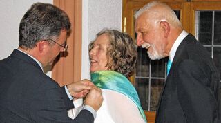 <p>Höchste Ehren für höchst Bescheidene: Die Hautärzte Dr. Elisabeth Jäger und Ehemann Prof. Dr. Gerold Jäger wurden von Landrat Dr. Achim Brötel mit dem Verdienstkreuz am Bande des Verdienstordens der Bundesrepublik Deutschland geehrt.</p>