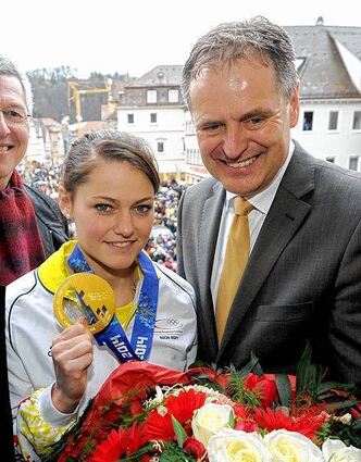 <p>Die neue Heldin und der OB: Carina Vogt und Richard Arnold.</p>