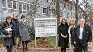 <p>Einen Besuch an der Kaufmännischen Schule in Tauberbischofsheim statteten Lehrer aus Italien ab. Unser Bild zeigt die italienischen Lehrkräfte aus Gubbio bzw. Perugia sowie den Schulleiter der Kaufmännischen Schule Tauberbischofsheim, Robert Dambach (rechts).</p>