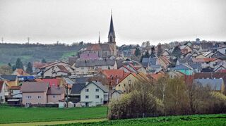 <p>Auch in Höpfingen (Bild) ist das Thema "Windkraft" aktuell. Nähere Informationen dazu gab Bürgermeister Scheuermann in einer Bürgerversammlung.</p>