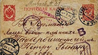 <p>Impressionen aus dem Gefangenenlager, unten rechts französische Unteroffiziere, oben rechts Stempel, links eine Karte aus Moskau.</p>