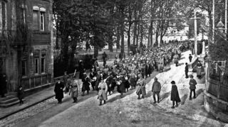 <p>Marsch der Kriegsgefangenen durch die Hauptstraße.</p>