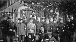 <p>Arbeitskommando Distelhausen - hier das Zobelschloss, Außenstelle des Kriegsgefangenenlagers Tauberbischofsheim mit russischen Kriegsgefangenen um 1917.</p>