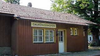<p>Eine interessante Querverbindung vom Taubertal ins Maintal ist der Gaubahn-Radweg. Entlang der Trasse finden sich noch einige Relikte der alten Bahnstrecke, so etwas das Bahnhofsgebäude in Gaukönigshofen. Zeit nehmen sollte man sich unter anderem für einen Rundgang durch die Ochsenfurter Altstadt.</p>
