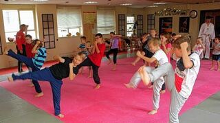 <p>Erste Übungen in Karate absolvierten die Mädchen und Jungen am Montag beim Kreuzwertheimer Ferienspaß.</p>