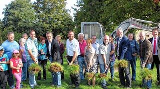 <p>Spatenstich für das fünfte Bioenergiedorf im Main-Tauber-Kreis: In Rüsselhausen beginnt der Bau des neuen, rund 1,4 Kilometer langen Nahwärmenetzes, das den Ort energieautark machen soll.</p>
