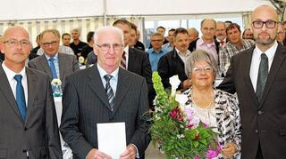 <p>Stabwechsel von alter zu neuer Geschäftsführung: Im Rahmen der Einweihung des Neubaus der Firma Merklinger übergab Wilhelm Henn (Zweiter von links) im Beisein von Maria Teresa Merklinger (Zweite von rechts) seine Geschäftsführungsaufgaben an die Nachfolger Pentti Albrecht (links) und Martin Henn (rechts).</p>