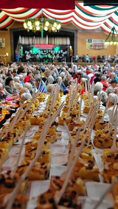 <p>Neues "Traum-Duo": Festwirt Hans-Peter Küffner und Walter Scholz gaben gestern in Königshofen "So ein Tag, so wunderschön wie heute" zum Besten (oben). Zu den eher besinnlichen Klängen der Trompetenlegende wurde Kuchen satt serviert - 2000 Stück warteten auf ihren Verzehr (links unten). Walter Scholz in seinem Element (rechts).</p>