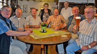 <p>Die Wirtsleute mit dem Stammtisch, den es so nur noch bis zum Ende des Jahres gibt.</p>