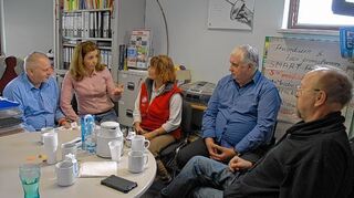 <p>Bei den einen hat es bereits geklappt, die anderen sind noch auf der Suche nach einem Job. Das Bild zeigt (von links) Hans-Jürgen Radecker und Judit Menz (beide vom Jobcenter in Buchen), Felizitas Berhausen, Hubert Jender und Michael Kruse.</p>