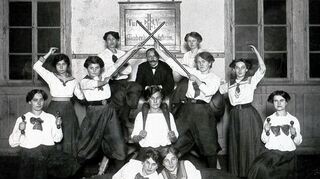 <p>Turnerinnen der Damenriege mit dem Vereinsvorsitzenden Emil Stocker (Aufnahme zwischen 1911 und 1914).</p>