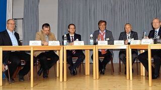 <p>Zum Thema "Grenzen der Inklusion" referierte zunächst Karl Schütz (rechts) aus Berlin, ehe in großer Runde auf dem Podium unter der Leitung von Albrecht Hegener (Mitte) diskutiert wurde.</p>