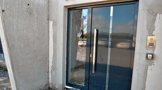 <p>Zwei Männer warfen am Dienstagnachmittag eine Glasscheibe neben der Tür des Büros der ACR ein. Die Polizei nahm die Täter fest und erteilte ihnen Platzverweise.</p>