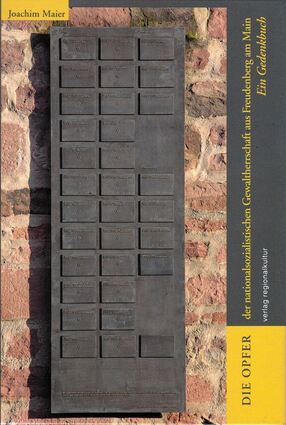 <p>Die Gedenktafel an der Freudenberger Stadtmauer ziert den TItel von Professor Joachim Maiers Buch.</p>