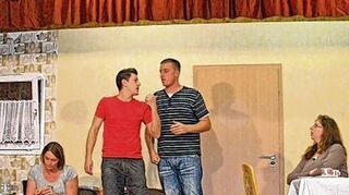 <p>Die Heckfelder Theatergruppe "Frei Schnauze" spielt im Kursaal.</p>