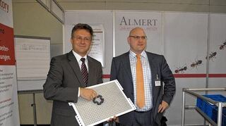 <p>Erst seit 2005 gibt es den innovativen Familienbetrieb Almert Logistic Intelligence aus Reinhardsachsen, der Unternehmensberatung mit logistischem Hintergrund anbietet und erstmals auf der Internationalen Fachmesse "Motek" in Stuttgart vertreten war. Dort besuchten Landrat Dr. Brötel und Johannes Biste von der WiNO die Firmen aus dem Kreis.</p>