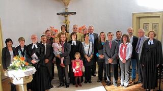<p>Als ständige Pfarrerin der evangelischen Kirchengemeinden Waldmannshofen, Sechselbach und Reinsbronn mit Niedersteinach eingesetzt wurde Pfarrerin Anne Brehm-Haas. Unser Bild zeigt sie (Mitte mit ihrer Familie) zusammen mit den Beteiligten der Investitur.</p>