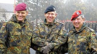 <p>Abschied nach 43 Dienstjahren: Brigadegeneral Ernst-Otto Berk (rechts) geht zum 1. November in den Ruhestand. Nachfolger wurde Brigadegeneral Andreas Helmut Hannemann (links). In der Bildmitte der Kommandeur der Division Süd, Generalmajor Bernd Schütt.</p>